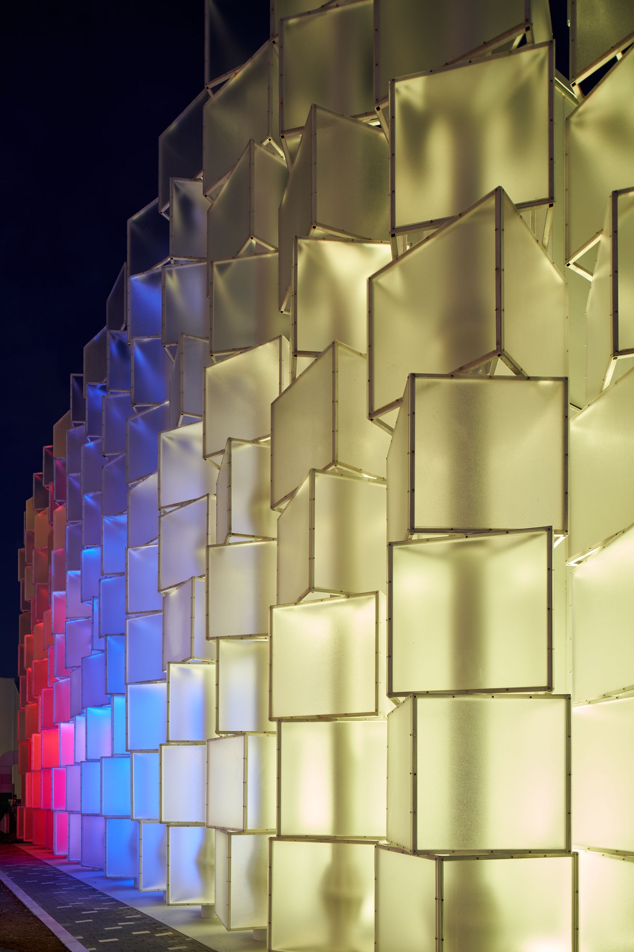 時には国旗カラーで祝祭感を高めることも