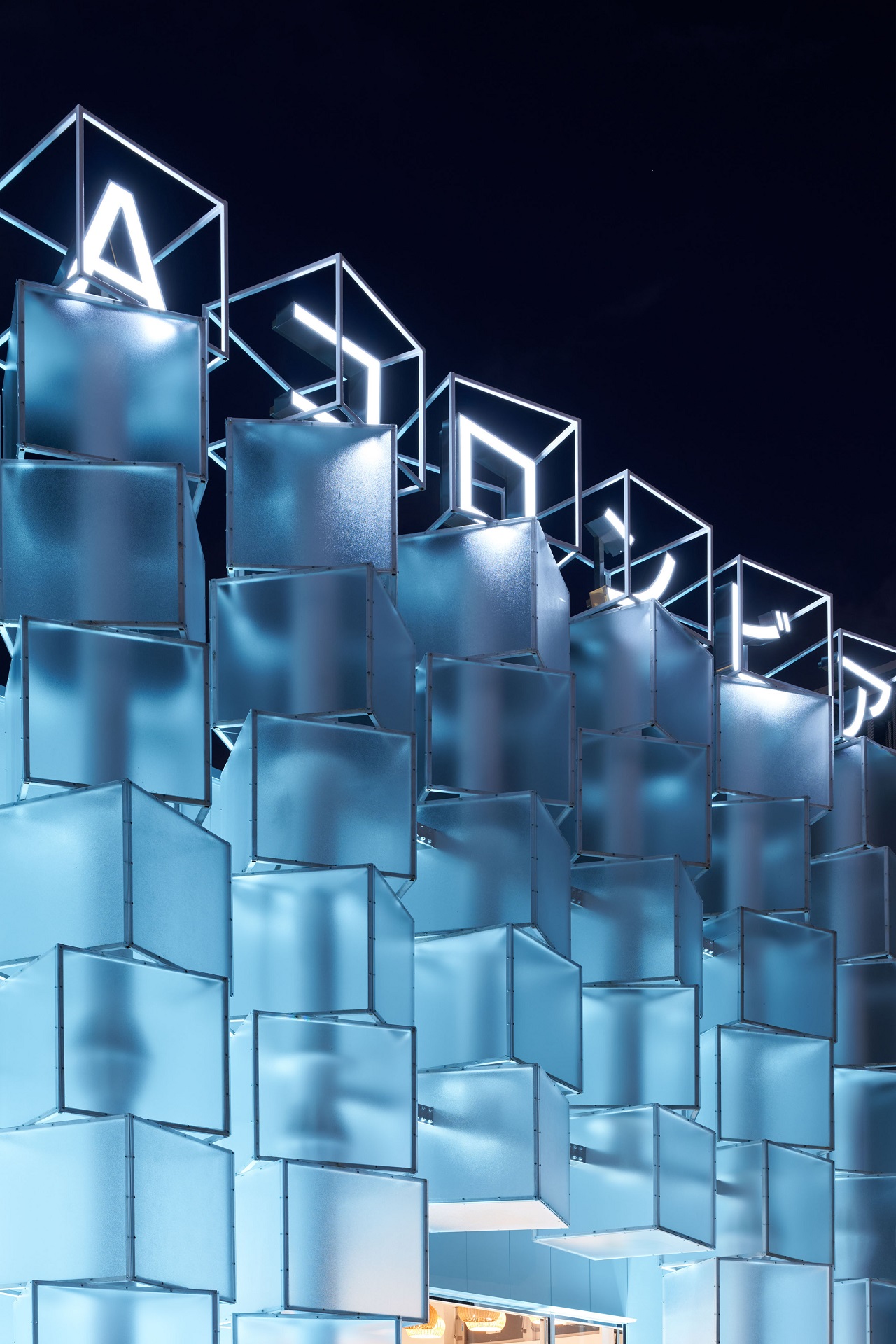 氷のような半透明の立方体が積層している